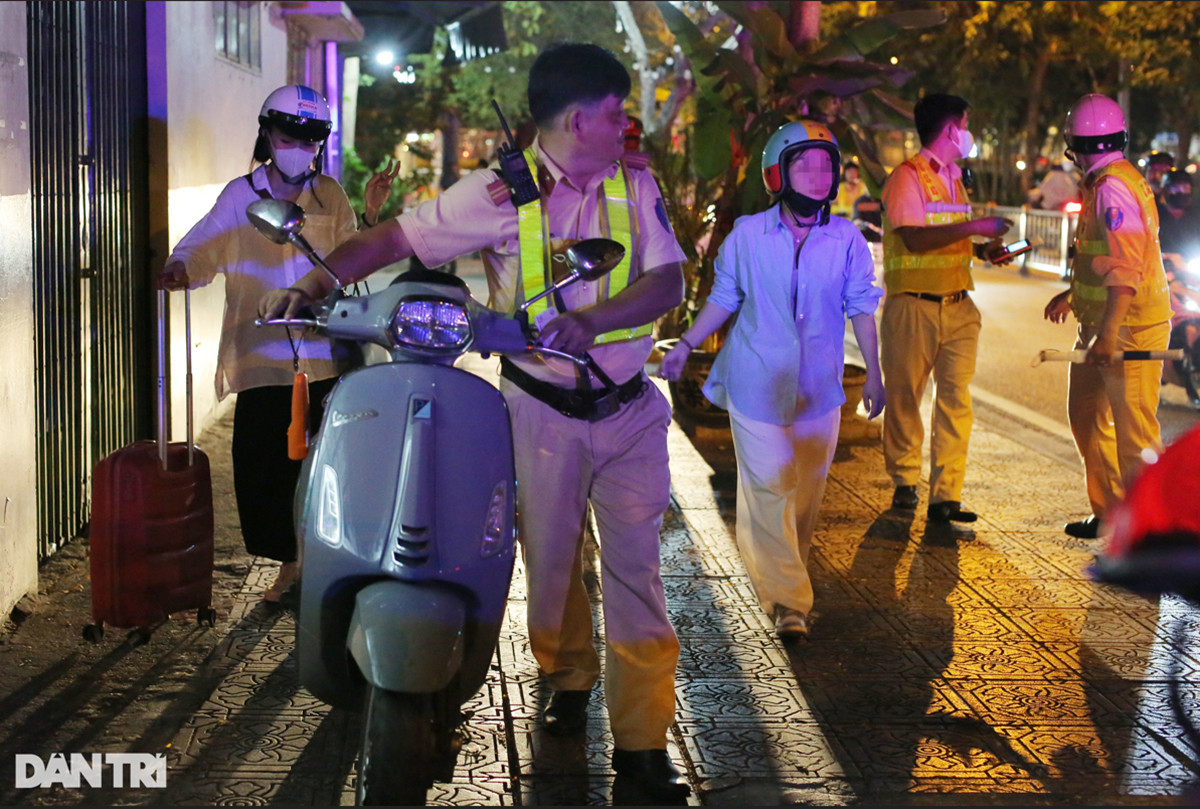 Chị N. bị tổ công tác đuổi theo, đưa xe về chốt kiểm tra nồng độ cồn (Ảnh: An Huy). Chị N. bị tổ công tác đuổi theo, đưa xe về chốt kiểm tra nồng độ cồn (Ảnh: An Huy).