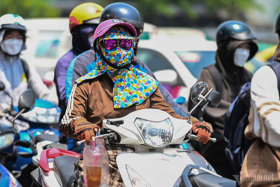 Người dân TP.HCM bít kín khi ra đường nhằm tránh nóng. Ảnh minh hoạ: Nguyễn Huế