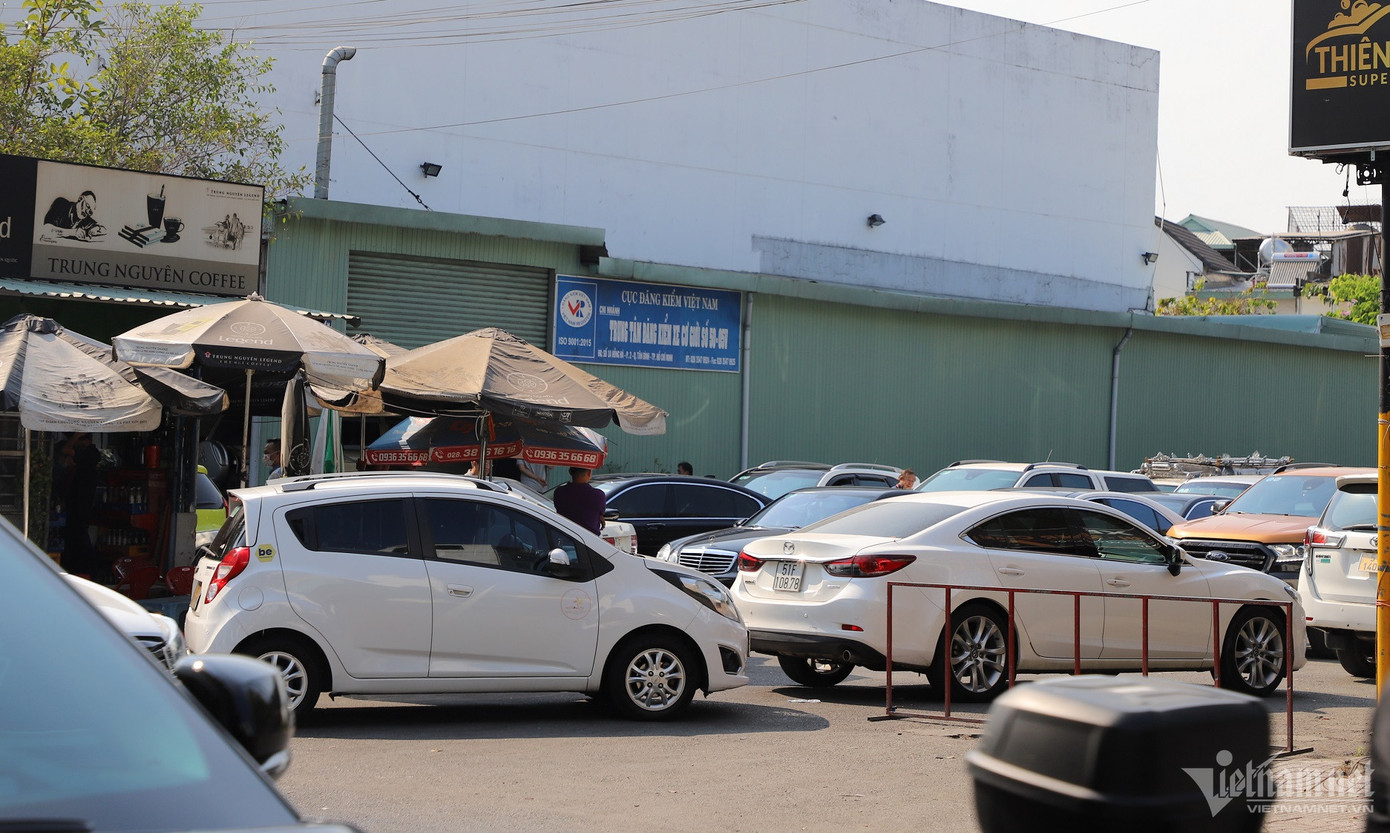 Ô tô các loại xếp hàng dài chờ kiểm định tại trung tâm đăng kiểm 50-05V chi nhánh Hồng Hà, quận Tân Bình, TP.HCM. Ảnh: Tuấn Kiệt.