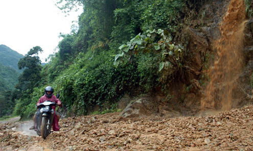 Tại xã Kan Hồ, cách huyện Mường Tè khoảng chục km, đất đá và nước trên ta luy đổ xuống mặt đường đã làm gián đoạn giao thông từ 5 đến 10h sáng 20/6