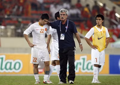 HLV Calisto an ủi các học trò sau trận chung kết thua Malaysia ở SEA Games 25