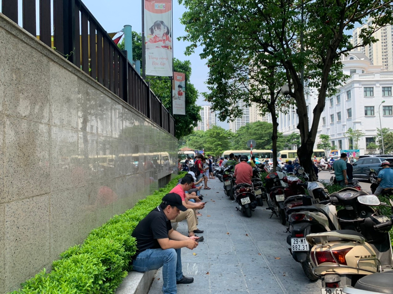 Theo kế hoạch, 10h ngày 10/6, thí sinh kết thúc thời gian thi môn Ngữ văn và nộp bài. Chiều cùng ngày, thí sinh làm bài thi môn Ngoại ngữ trong thời gian 60 phút (từ 14h đến 15h) dưới hình thức trắc nghiệm.