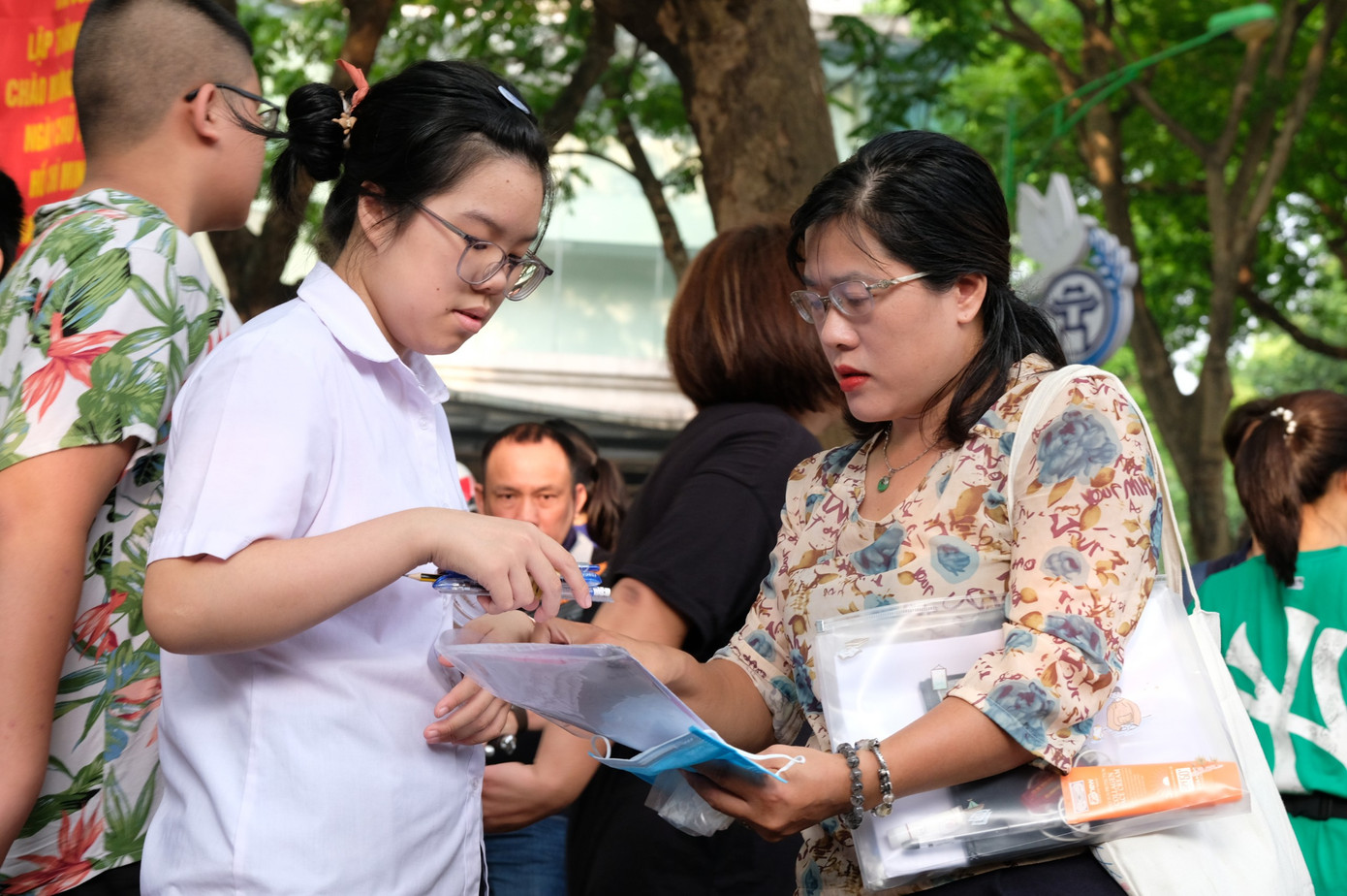 Mẹ con cùng đồng hành bên nhau Mẹ con cùng đồng hành bên nhau