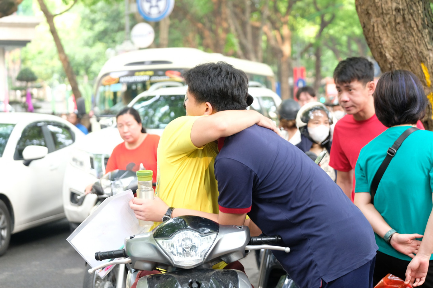 Người bố ôm, hôn và động viên con bước vào kỳ thi. Ảnh: Mạnh Thắng Người bố ôm, hôn và động viên con bước vào kỳ thi. Ảnh: Mạnh Thắng