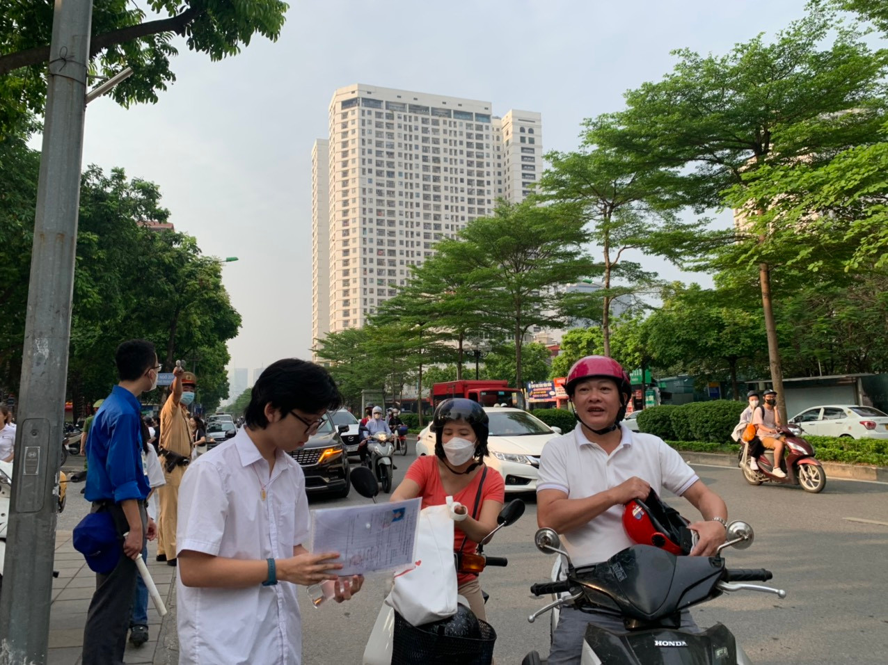 Nhiều phụ huynh khi con đã chạy vào trường thi vẫn gắng với theo "chúc con thi tốt" Nhiều phụ huynh khi con đã chạy vào trường thi vẫn gắng với theo "chúc con thi tốt"