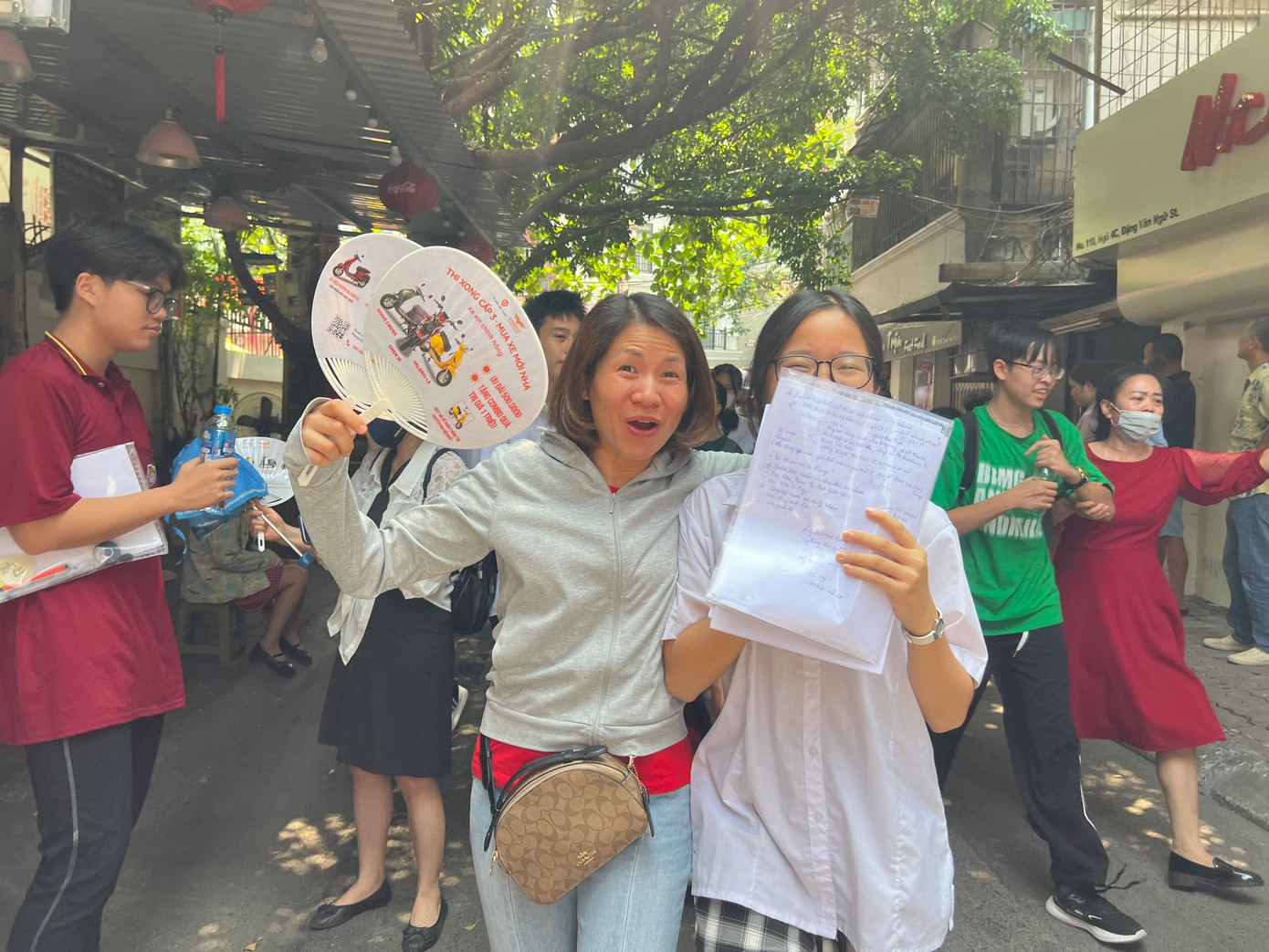 Tình yêu thương của bố mẹ được trao gửi qua những cử chỉ quan tâm, chăm sóc Tình yêu thương của bố mẹ được trao gửi qua những cử chỉ quan tâm, chăm sóc