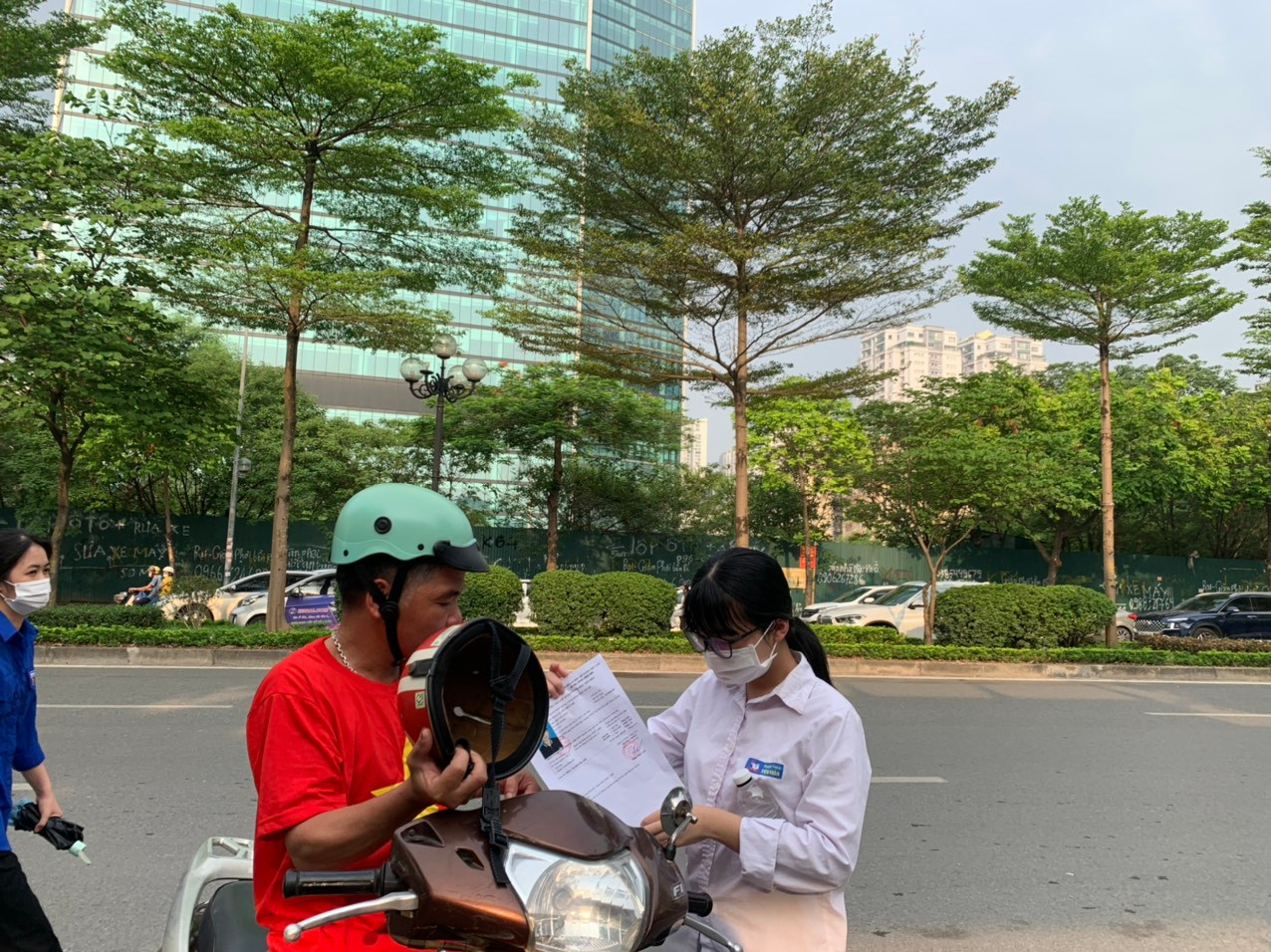 Bố đưa con đến trường thi Bố đưa con đến trường thi