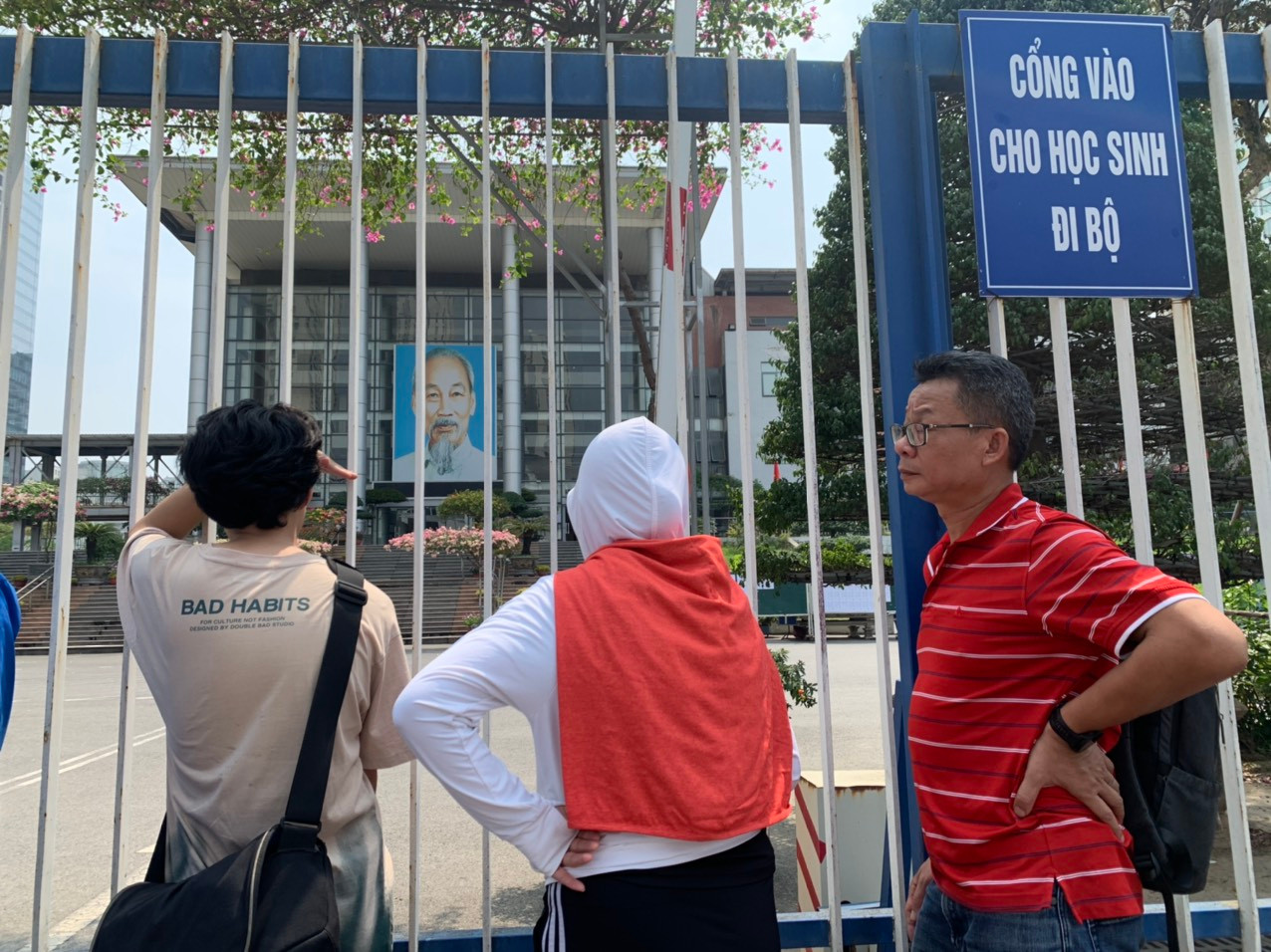 Dù thời tiết nắng nóng nhưng nhiều phụ huynh ngóng con tại điểm thi trường THPT Chuyên Hà Nội - Amsterdam. Ảnh: Đỗ Hợp