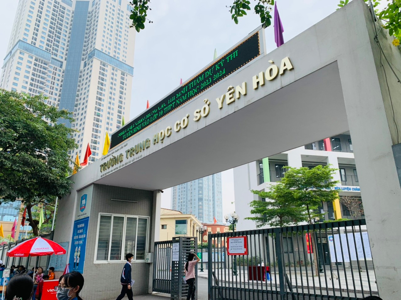 Nhiều thí sinh 7h40 phút mới vội vàng đến cổng trường thi Nhiều thí sinh 7h40 phút mới vội vàng đến cổng trường thi