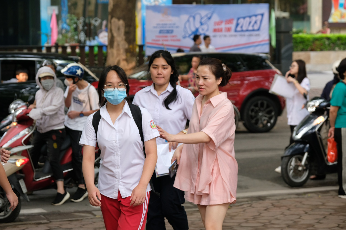 Những cử chỉ đầy yêu thương, giúp các sĩ tử mạnh mẽ, tự tin hơn. Những cử chỉ đầy yêu thương, giúp các sĩ tử mạnh mẽ, tự tin hơn.