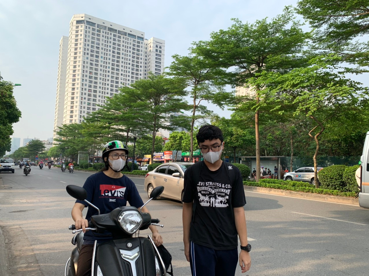 Lo lắng thể hiện rõ trên nét mặt của mẹ con Lo lắng thể hiện rõ trên nét mặt của mẹ con