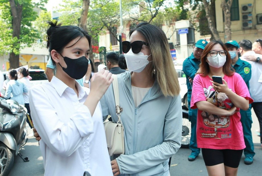 Mẹ hỏi han con sau khi con gái hoàn thành môn thi đầu tiên là môn Ngữ Văn Mẹ hỏi han con sau khi con gái hoàn thành môn thi đầu tiên là môn Ngữ Văn