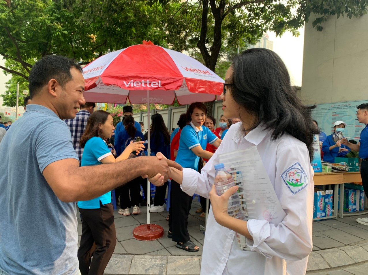 Bố đưa con đến trường thi và bắt tay chúc con làm bài tốt. Ảnh: Đỗ Hợp Bố đưa con đến trường thi và bắt tay chúc con làm bài tốt. Ảnh: Đỗ Hợp