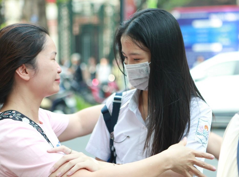 Người mẹ tiếp sức cho con gái cùng lời nhắn gửi: "cố gắng lên con nhé"! Người mẹ tiếp sức cho con gái cùng lời nhắn gửi: "cố gắng lên con nhé"!