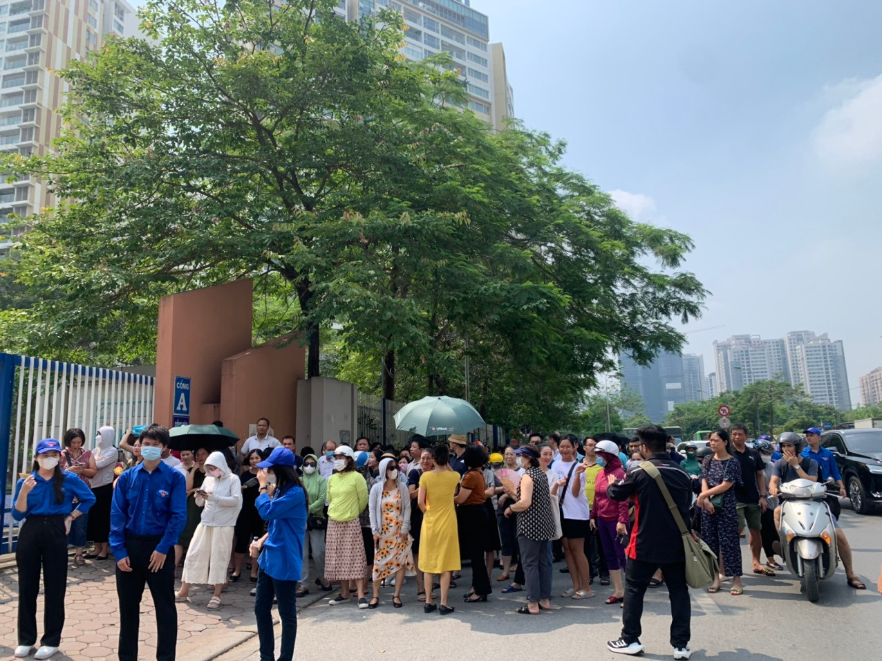 Nắng nóng, nhưng nhiều phụ huynh vẫn kiên trì đợi con