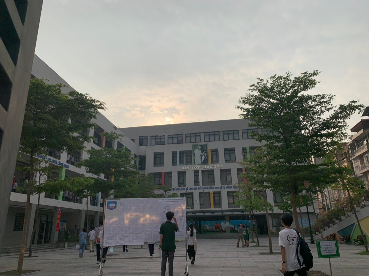 Nhiều thí sinh đến khá sớm tại điểm thi Nhiều thí sinh đến khá sớm tại điểm thi