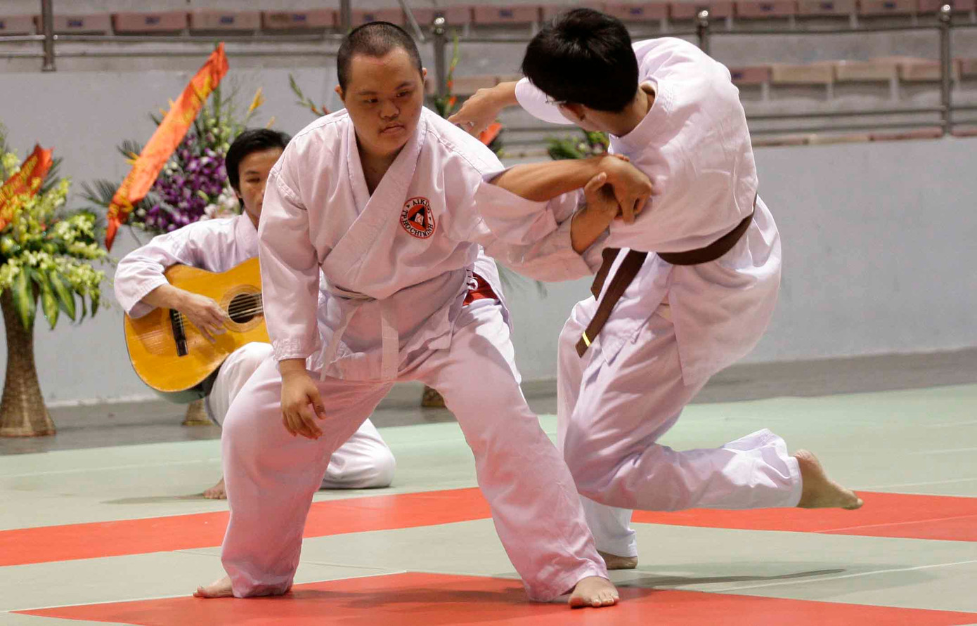Dù khuyết tật nhưng các em võ sinh này vẫn có những miếng đánh Aikido rất hoàn hảo. Dù khuyết tật nhưng các em võ sinh này vẫn có những miếng đánh Aikido rất hoàn hảo
