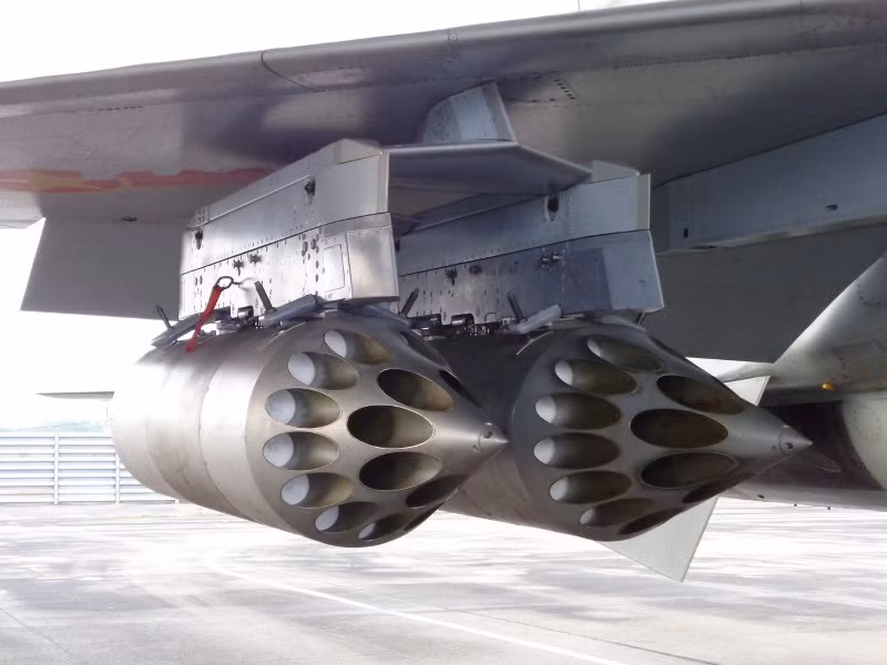 Hai thùng phóng rocket lắp dưới cánh máy bay Su 30MK2. Mỗi bên cánh Su 30MK2 treo hai thùng phóng rocket, mỗi thùng có thể lắp hàng chục quả rocket có sức công phá mạnh. Phi công có thể bắn từng loạt hoặc tất cả vào mục tiêu cùng lúc