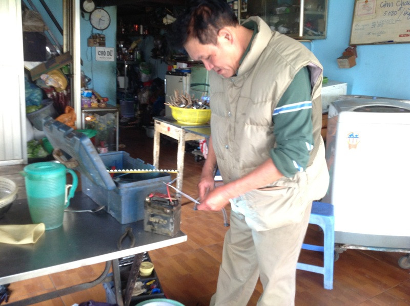 Nhà sáng chế Thái Sinh Hòa mày mò sáng chế bộ đèn: ba trong một”