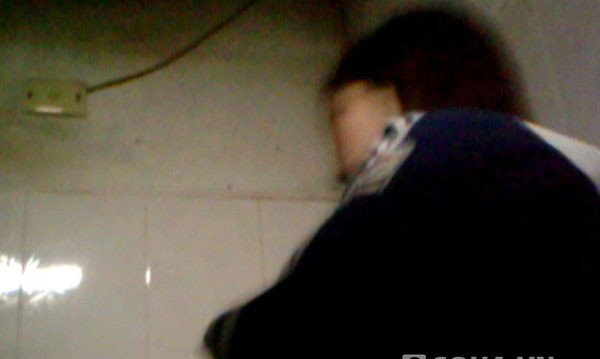 Một gái bán dâm khác đang kiểm tra lại phòng tắm. Một gái bán dâm khác đang kiểm tra lại phòng tắm