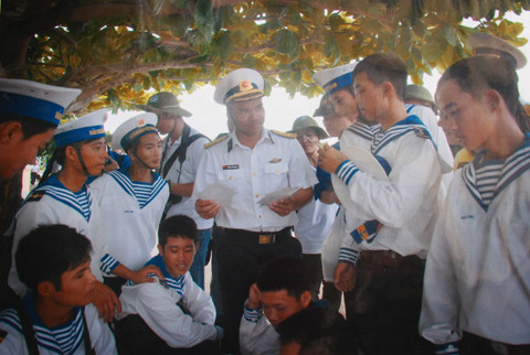 Lá thư quê nhà chuyền tay cho nhau