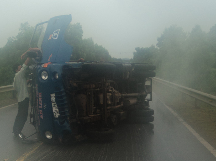 Chiếc xe bốc cháy Ảnh: Sáu Nghệ