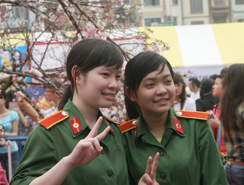 Hoa anh đào còn cuốn hút cả các nữ chiến sĩ