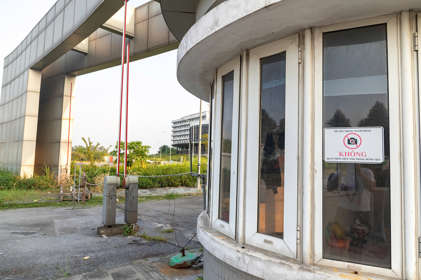 Bệnh viện Bạch Mai không bóng người. Ảnh: M.Đ Bệnh viện Bạch Mai không bóng người. Ảnh: M.Đ