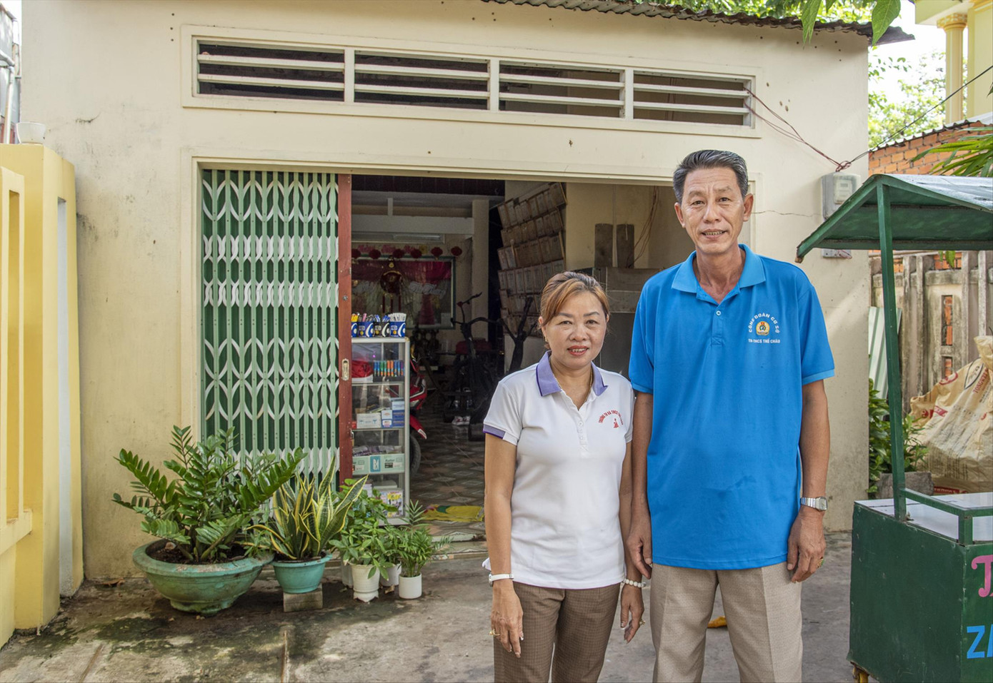 Vợ chồng thầy Đào Hữu Quốc và cô Võ Thanh Kiều (và một số giáo viên khác) 30 năm bám đảo nhưng vẫn chưa được cấp sổ đỏ. Ảnh: Văn Chương