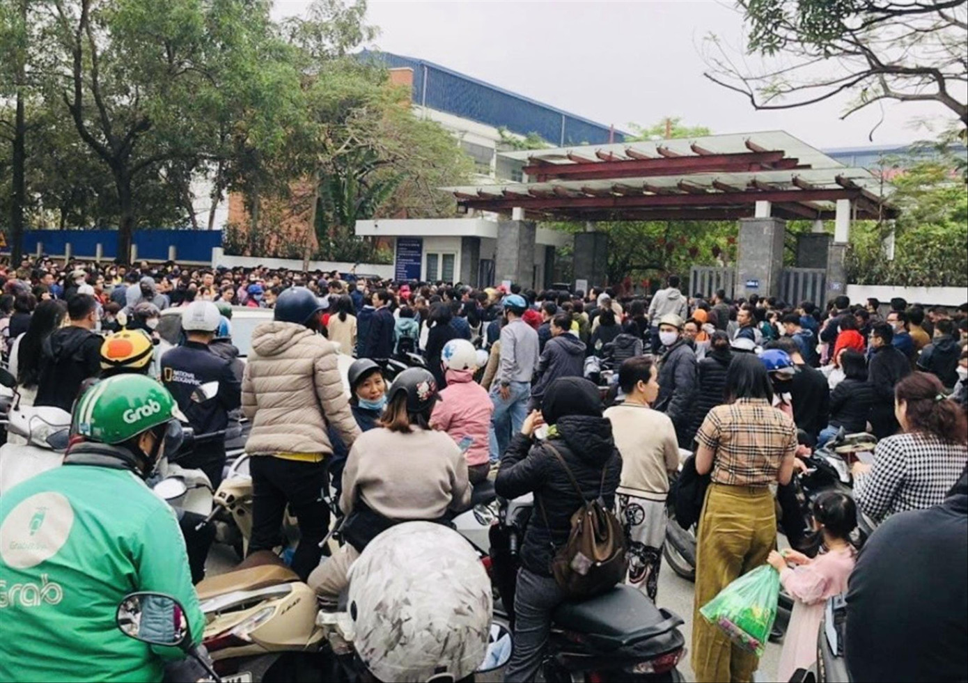 Phụ huynh chờ con thi vào lớp 6 Trường Lương Thế Vinh năm ngoái