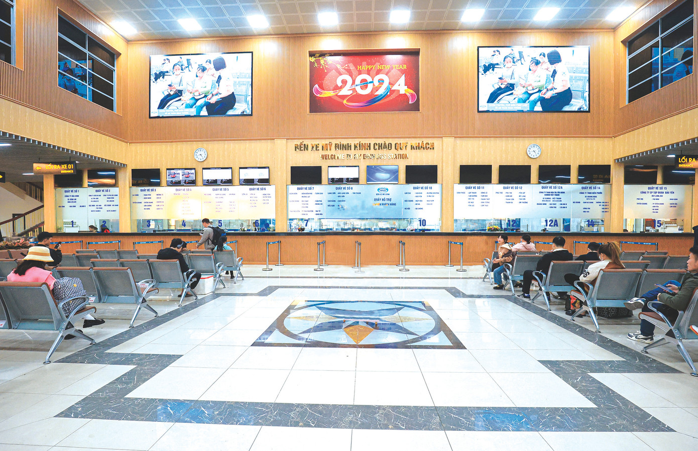 Không gian nhà chờ, quầy bán vé bến xe Mỹ Đình vừa được cải tạo, nâng cấp theo hướng văn minh, hiện đại để phục vụ hành khách Không gian nhà chờ, quầy bán vé bến xe Mỹ Đình vừa được cải tạo, nâng cấp theo hướng văn minh, hiện đại để phục vụ hành khách