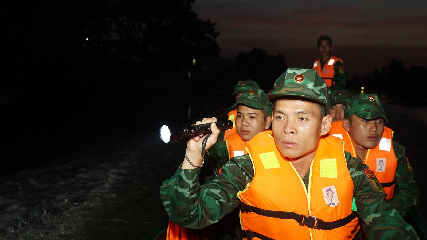 Cán bộ, chiến sĩ Đồn Biên phòng Vĩnh Nguơn tuần tra biên giới trong đêm. Ảnh: Hòa Hội
