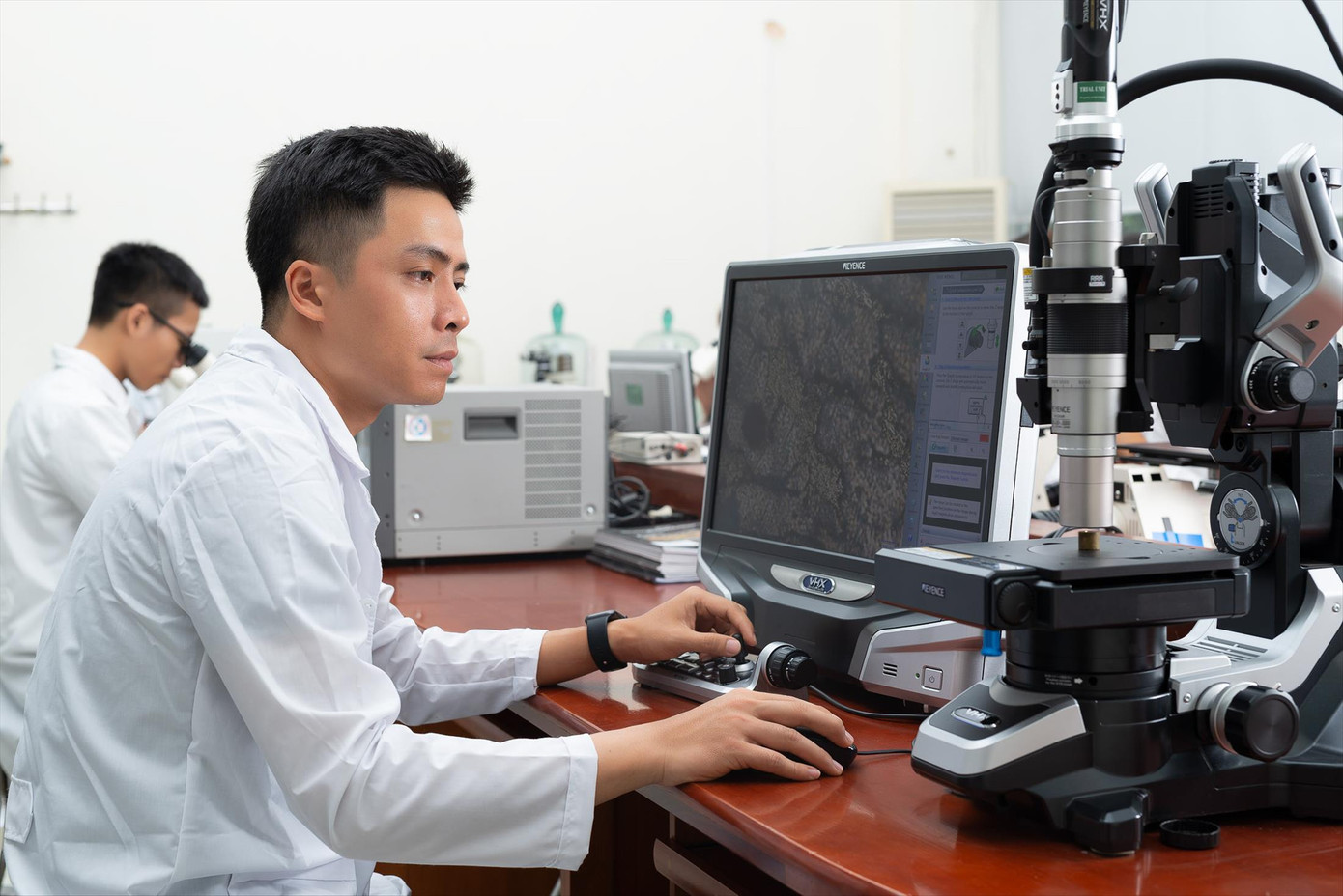 Thực hành trong phòng thí nghiệm của ĐH Bách khoa Hà Nội. Ảnh: BKHN Thực hành trong phòng thí nghiệm của ĐH Bách khoa Hà Nội. Ảnh: BKHN