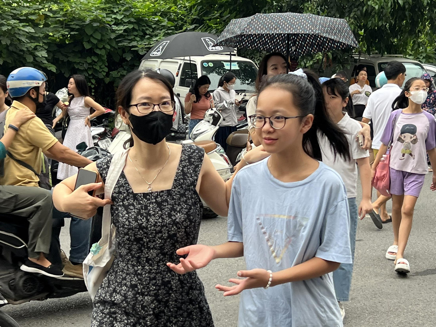 Nhiều phụ huynh cho con dự 4-5 kỳ thi tuyển sinh vào lớp 6 trường chất lượng cao Hà Nội. Ảnh: Quỳnh Anh Nhiều phụ huynh cho con dự 4-5 kỳ thi tuyển sinh vào lớp 6 trường chất lượng cao Hà Nội. Ảnh: Quỳnh Anh