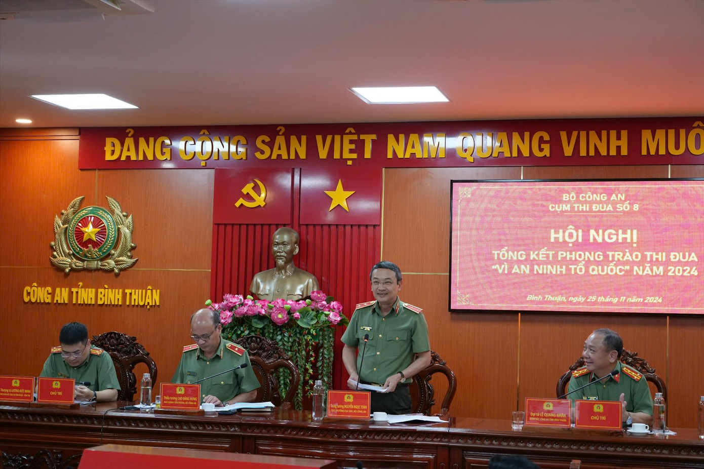 Trung tướng Nguyễn Ngọc Toàn, Cục trưởng Cục Công tác Đảng và công tác chính trị, Bộ Công an phát biểu tại hội nghị Trung tướng Nguyễn Ngọc Toàn, Cục trưởng Cục Công tác Đảng và công tác chính trị, Bộ Công an phát biểu tại hội nghị