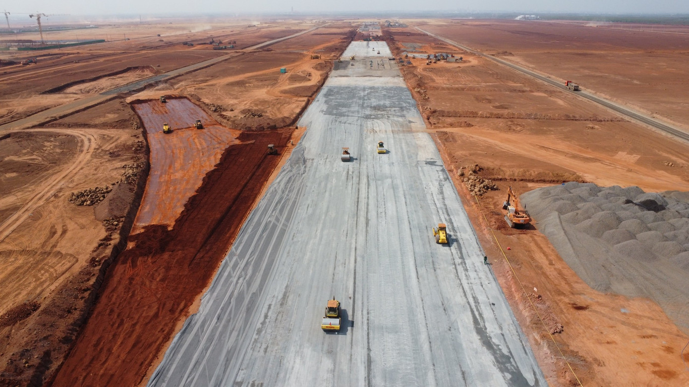 Đường cất hạ cánh sân bay Long Thành đang được thi công. Ảnh: M.T Đường cất hạ cánh sân bay Long Thành đang được thi công. Ảnh: M.T