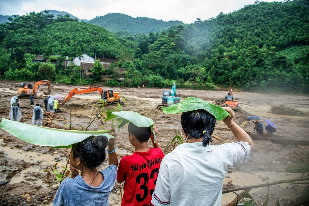 Ngày cuối tuần, các em học sinh lại ra suối chờ tin tìm người thân. Ảnh: Văn Chương Ngày cuối tuần, các em học sinh lại ra suối chờ tin tìm người thân. Ảnh: Văn Chương