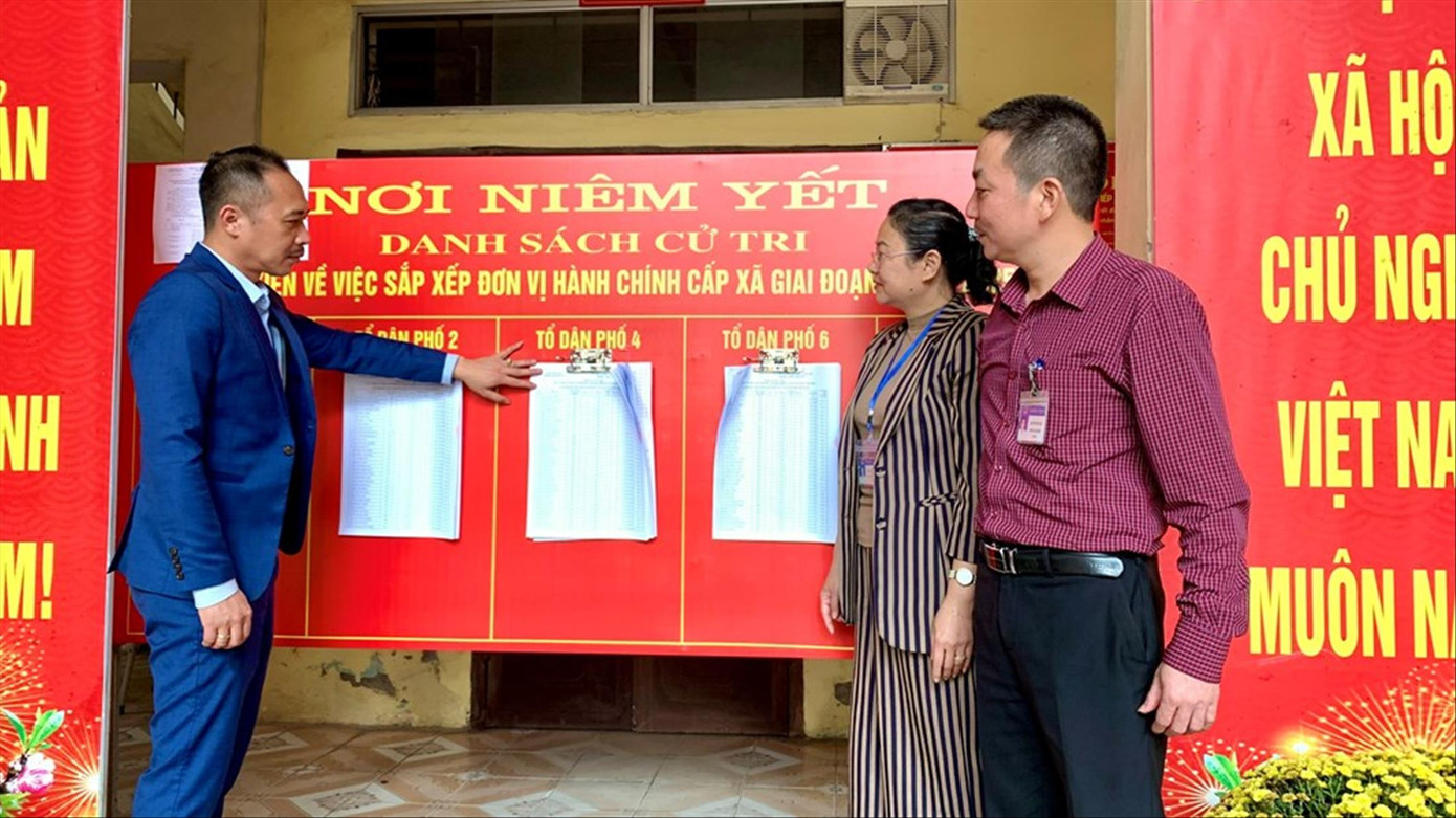 Người dân xem danh sách cử tri niêm yết tại UBND phường Quang Trung, thị xã Sơn Tây