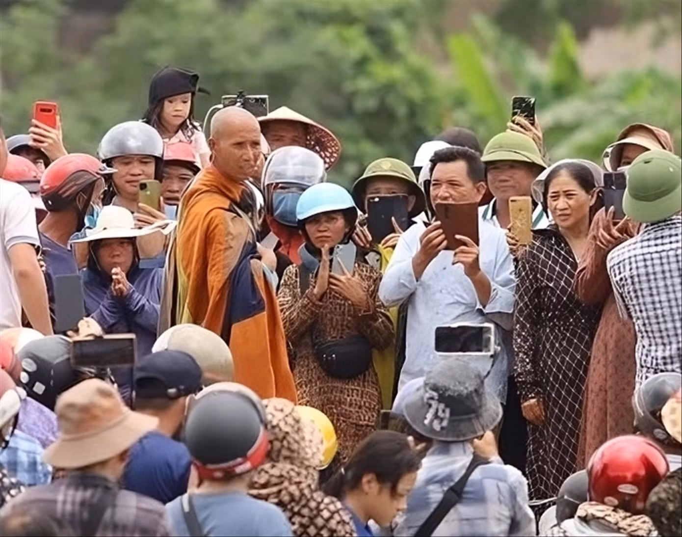 Ông Thích Minh Tuệ bị đeo bám, chụp ảnh, ghi hình trong hành trình tu tập