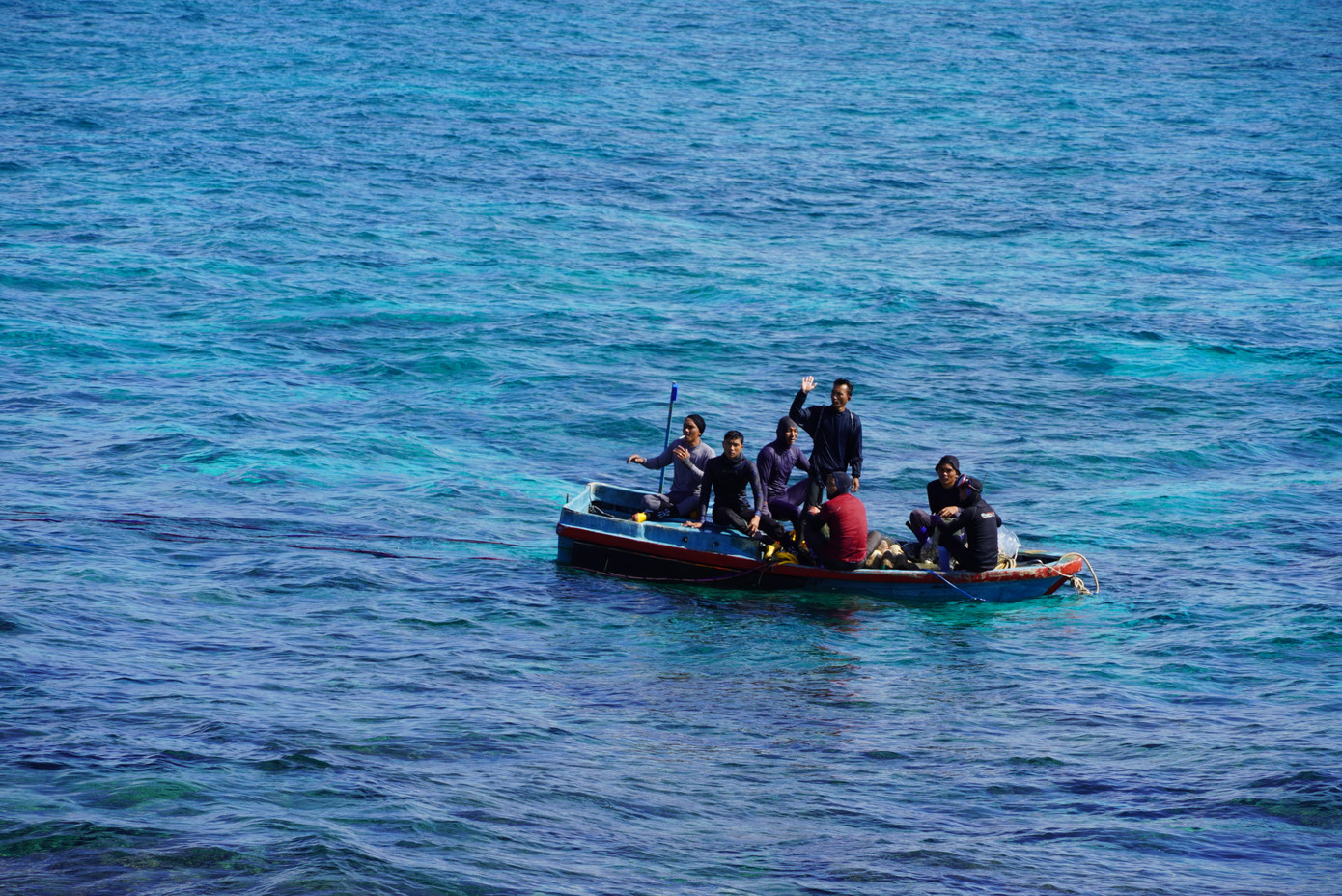 Nhóm lặn của anh Xuân từ đảo Phú Quý ra An Bang hành nghề. Nhóm lặn của anh Xuân từ đảo Phú Quý ra An Bang hành nghề.