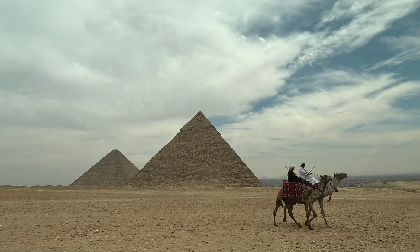 Kim tự tháp Khafre - một trong những kim tự tháp sát nhánh sông bị thất lạc - trên cao nguyên Giza ở Cairo, Ai Cập Kim tự tháp Khafre - một trong những kim tự tháp sát nhánh sông bị thất lạc - trên cao nguyên Giza ở Cairo, Ai Cập