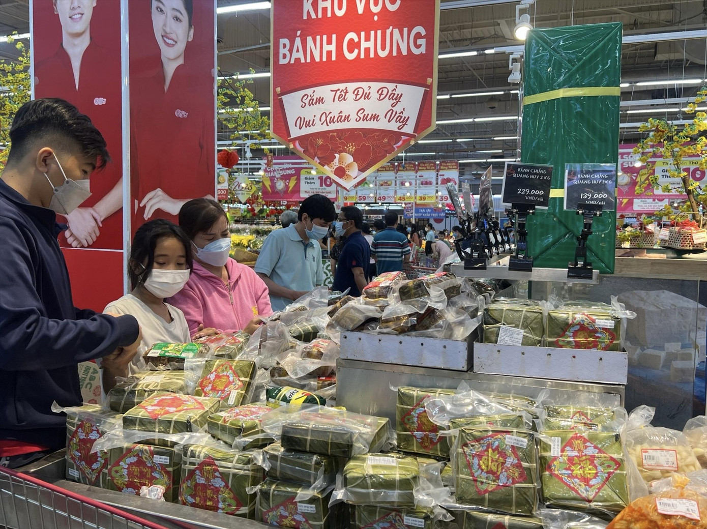 Hàng Tết giảm giá hỗ trợ khách mua. Ảnh: U.P