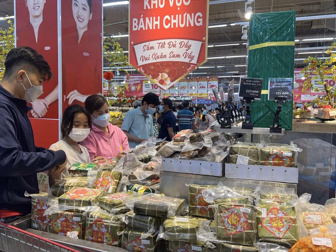 Hàng Tết giảm giá hỗ trợ khách mua. Ảnh: U.P