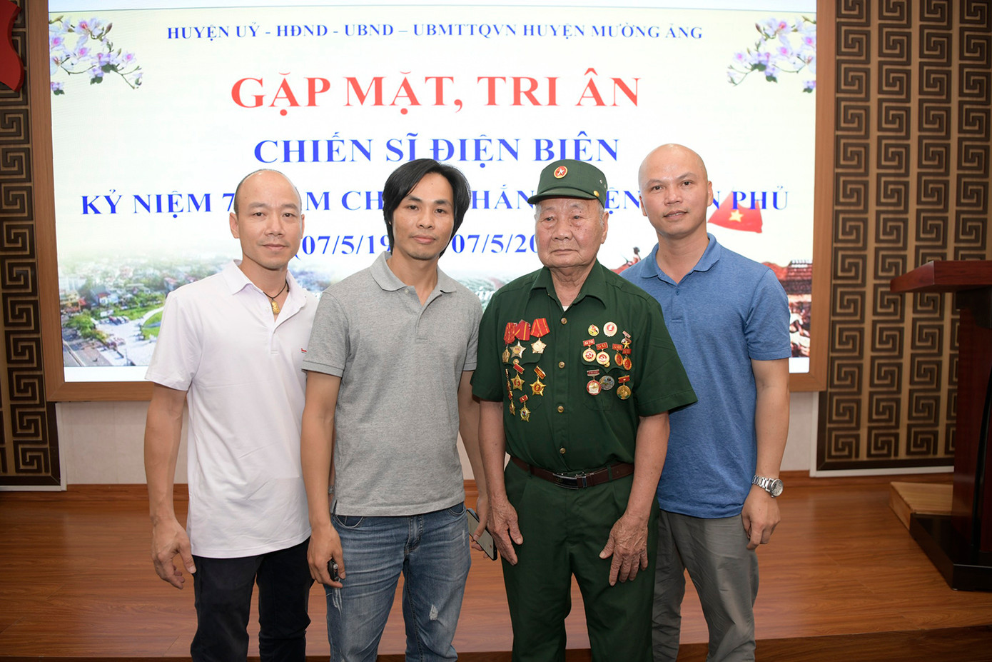 Ông Nguyễn Công Nuôi với nhóm phóng viên báo Tiền Phong. Ảnh: PV