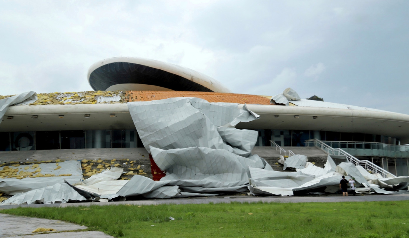 Bão xé toạc Cung Cá heo, biểu tượng sự phát triển của Quảng Ninh