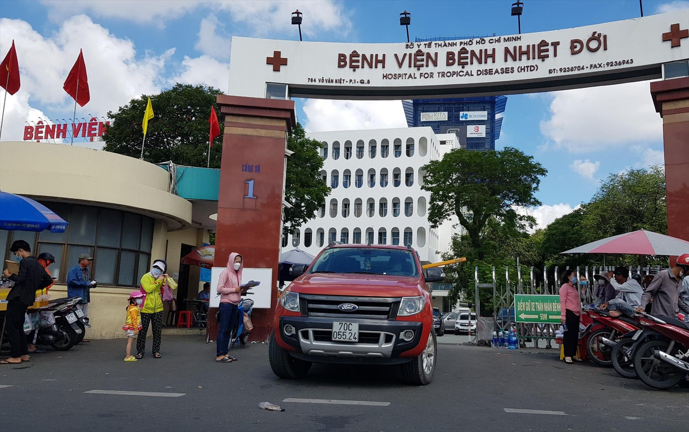 Bệnh viện Bệnh Nhiệt Đới TPHCM đã phối hợp với Đơn vị Nghiên cứu Lâm sàng Đại học Oxford giải mã trình tự gen phát hiện biến thể JN.1. Ảnh: Vân Sơn