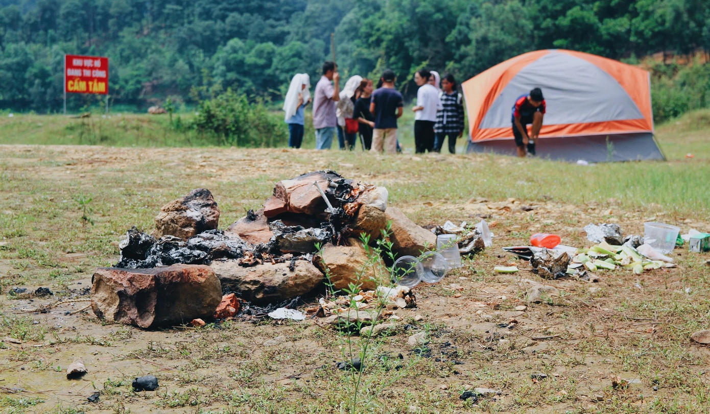 Sau mỗi cuối tuần, núi Hàm Lợn ngập rác của người cắm trại để lại Sau mỗi cuối tuần, núi Hàm Lợn ngập rác của người cắm trại để lại