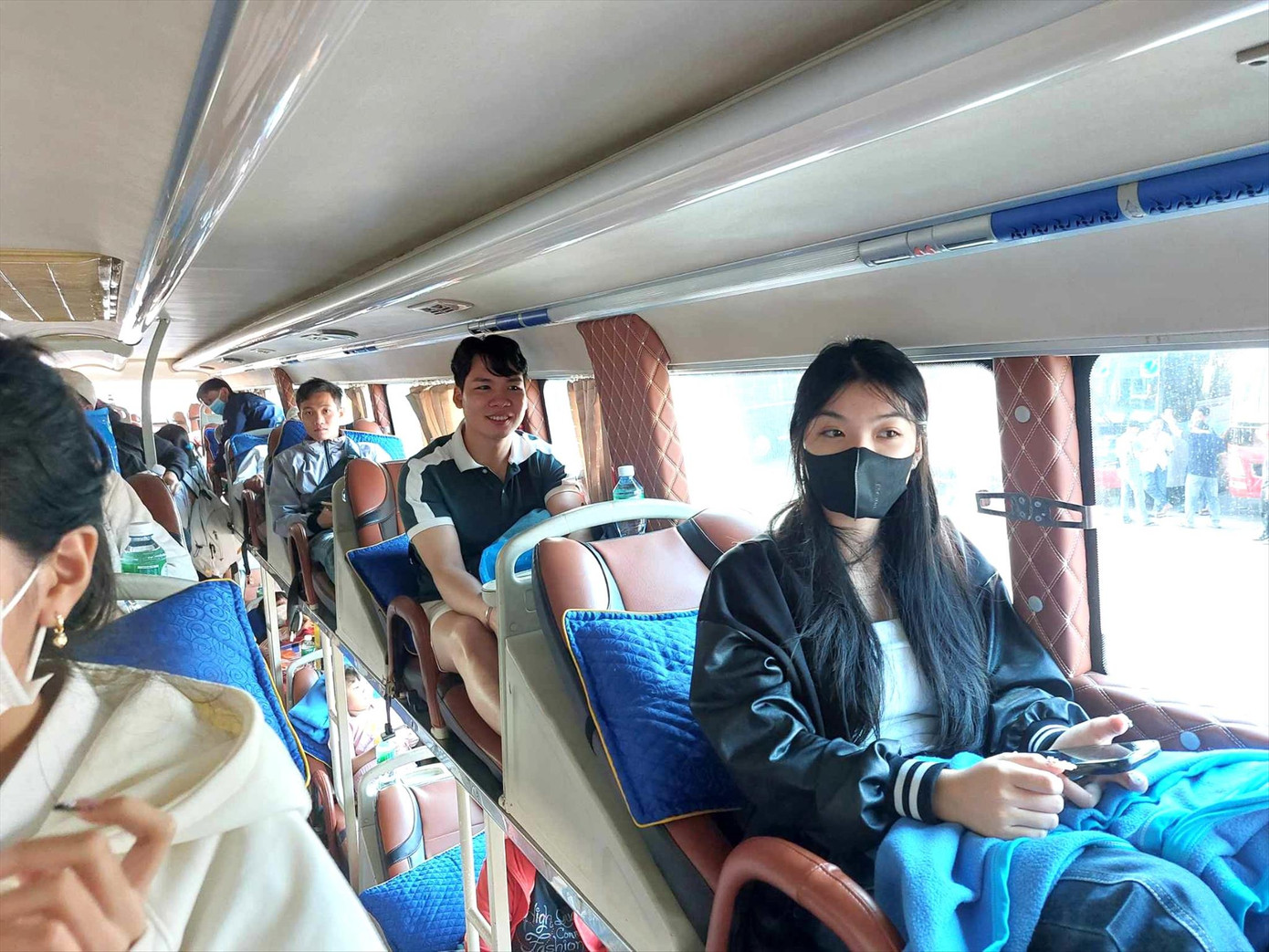 Công nhân lên xe về quê ăn tết. Ảnh: H.C Công nhân lên xe về quê ăn tết. Ảnh: H.C