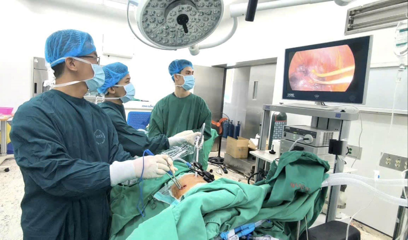 Các bác sĩ mổ nội soi cho bệnh nhân T