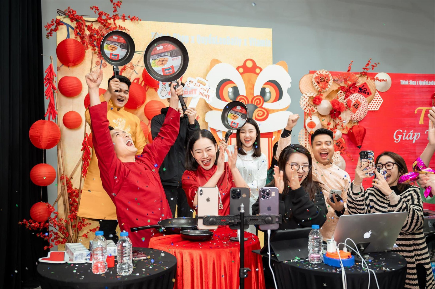 Phiên live ngày 26/1 của gia đình Quyền Leo Daily bùng nổ đơn hàng. Ảnh: NVCC